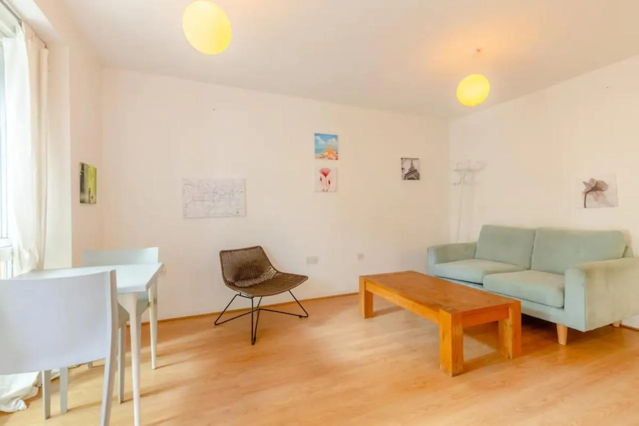 Spacious 1 Bed Apartment Near Shoreditch Park London