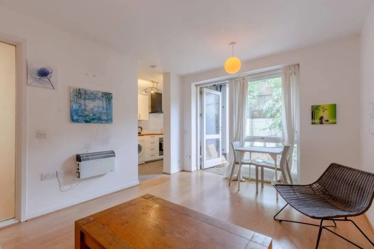 Spacious 1 Bed Apartment Near Shoreditch Park London
