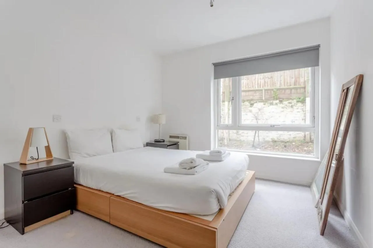 Spacious 1 Bed Apartment Near Shoreditch Park London