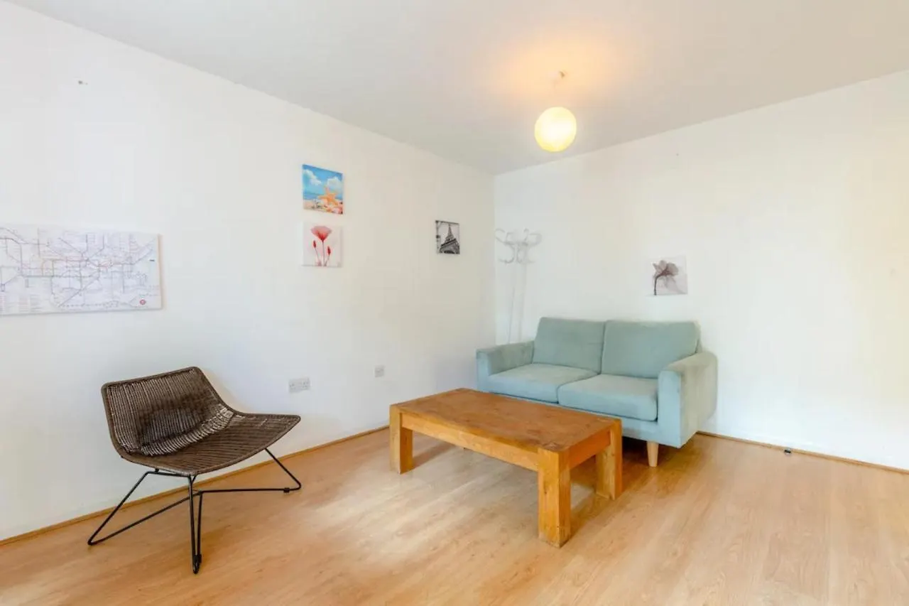 Spacious 1 Bed Apartment Near Shoreditch Park London