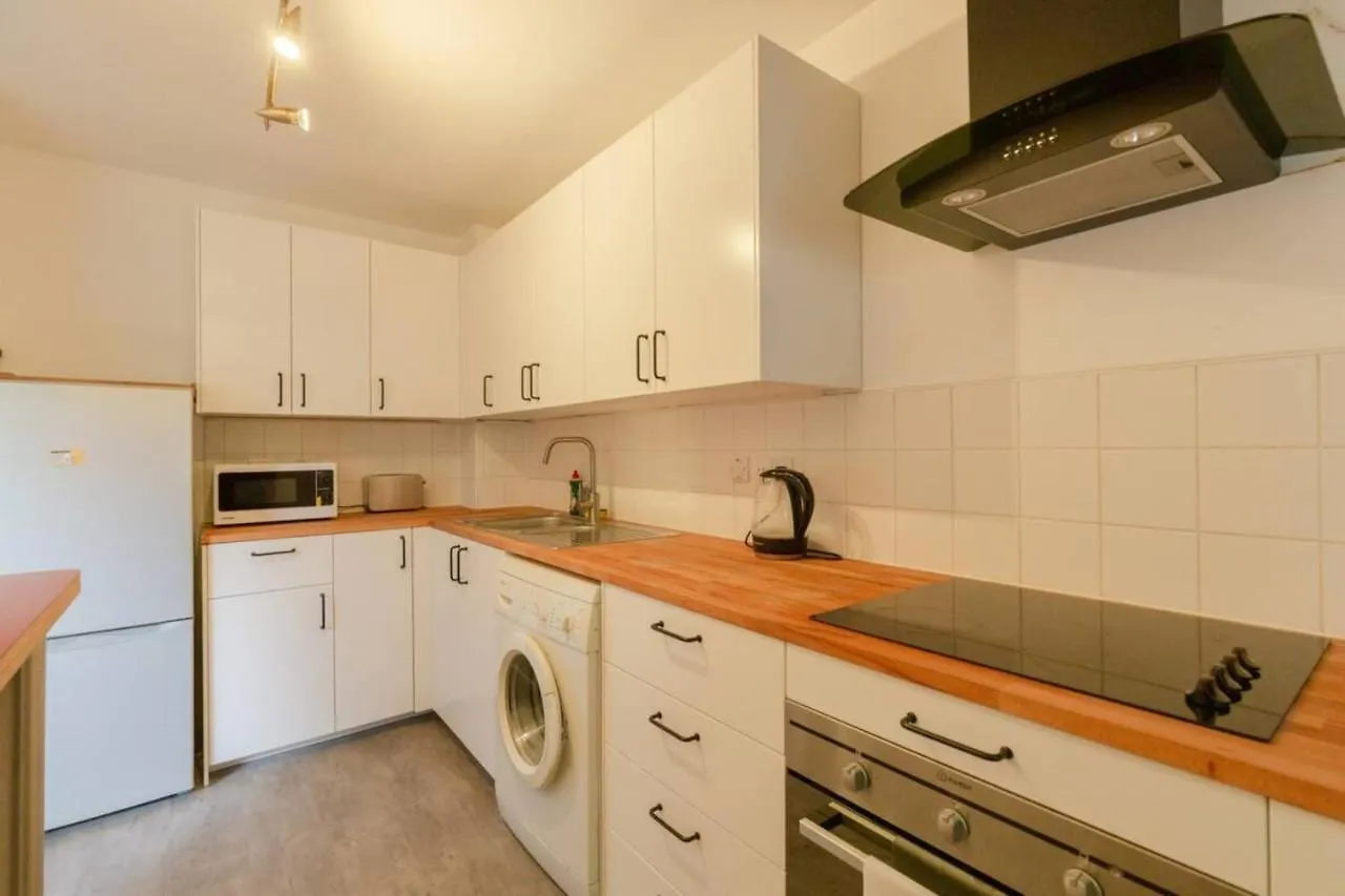 Spacious 1 Bed Apartment Near Shoreditch Park London 0*,