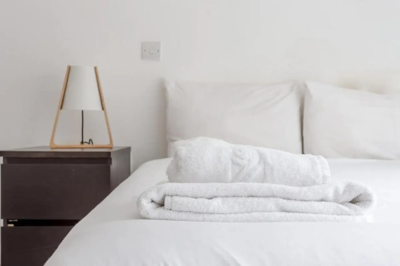 Spacious 1 Bed Apartment Near Shoreditch Park London