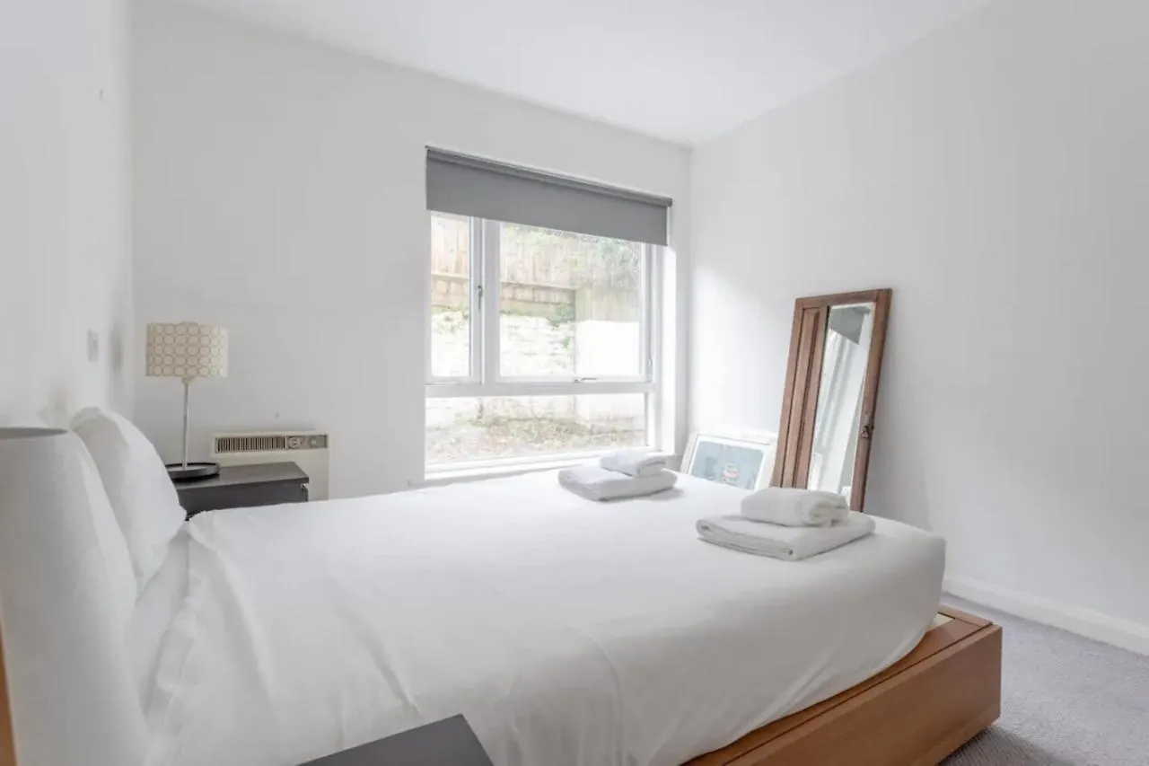 Spacious 1 Bed Apartment Near Shoreditch Park London