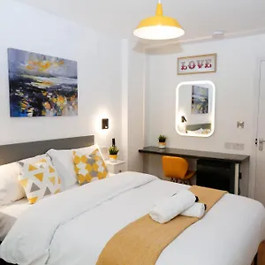 New Luxury In The Heart Of Next To Shops, Cafes, Bars & Metro With Shared Bathrooms Privatunterkunft