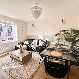 3 Minutes To Tower Of Trendy Shoreditch Recently Refurbished 3 Bedrooms Sleeps 8 London