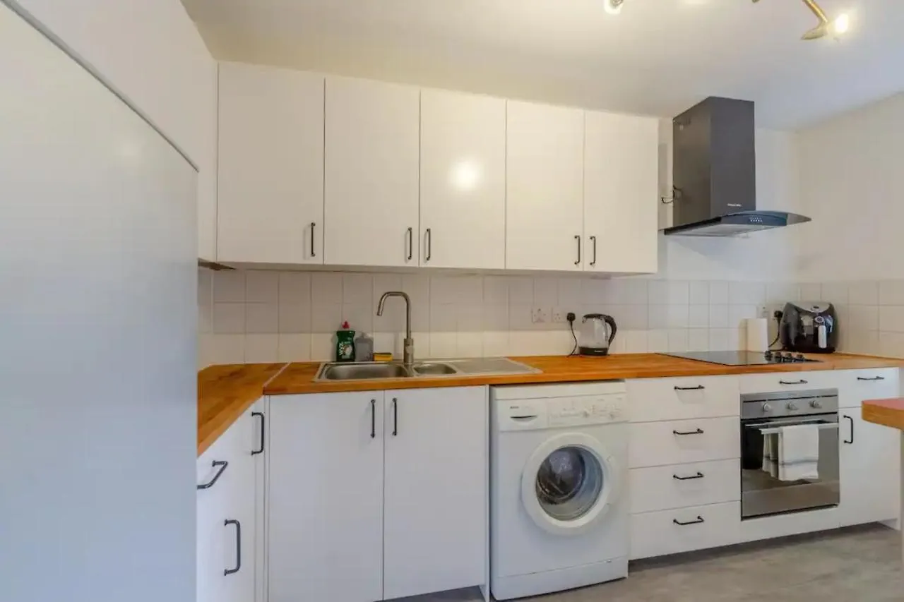 Spacious 1 Bed Apartment Near Shoreditch Park London